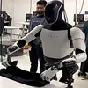 Elon Musk zveřejnil video, jak robot Optimus "skládá" tričko