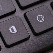 Microsoft na své nové klávesnice přidal funkce pro Office a smajlíky