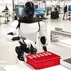 Tesla ukázala, jak robot Optimus v továrně přeskládává baterie