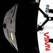 Artemis I ponese červené červí logo NASA, už je na segmentech pomocné rakety
