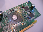 Malý čip RV370 a dvě paměti
