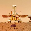 Čína zveřejnila nové záběry roveru na Marsu, nechybí ani zvuk