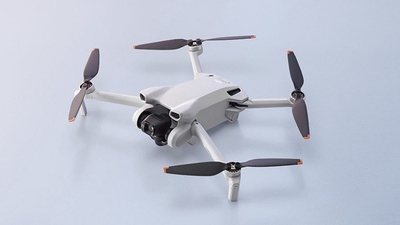 Dron DJI Mini 3: pod 249 gramů s 1/1,3" snímačem