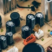 EK vyměřila pokutu čtvrt miliardy eur pro výrobce kondenzátorů