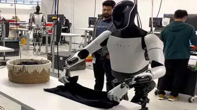 Elon Musk zveřejnil video, jak robot Optimus "skládá" tričko