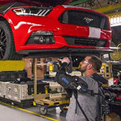 Ford zavádí do továren exoskeleton EksoVest
