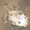 Mars Helicopter vyfotila padák i roztříštěný kryt z přistávacího modulu