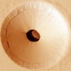NASA Mars Orbiter ukázal záhadný otvor v kráteru planety