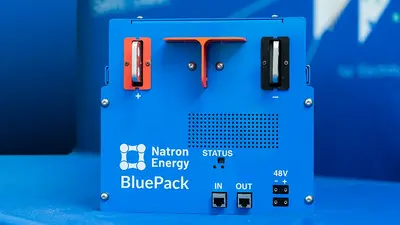Natron spouští výrobu sodíkových baterií Na-Ion v USA, vydržet mají 50.000 cyklů
