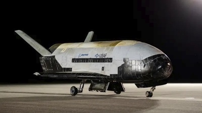 Nepilotovaný "raketoplán" X-37B se po 908 dnech úspěšně vrátil domů