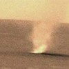 Perseverance spatřil na Marsu pohybující se prašný vír