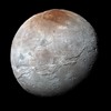 Povrch měsíce Charon nejspíše roztrhala dříve tekutá voda