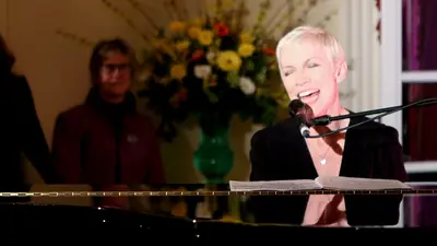 Proč Apple v iPhonech nepoužívá vyhledávač Bing? Má např. potíže s Annie Lennox