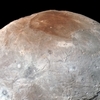 Proč má největší měsíc Pluta rezavou skvrnu? Vědci objasnili záhadu