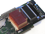Detail heatsinku na čipu a pamětech