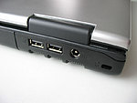 USB konektory a napájecí zdířka