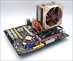 Osazení desky refrenčnm chladičem CPU a paměťmi - detail
