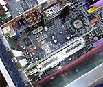 Obr. 9 - Rozšiřující sloty PCI Express a PCI