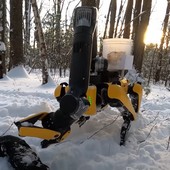 Robot Spot od Boston Dynamics v novém videu skáče přes švihadlo a zahradničí