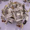 Rover Perseverance už visí pod raketovým jeřábem, letošní start stále platí