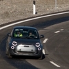 Stellantis otestoval indukční napájení elektrického Fiatu 500 přímo ze silnice