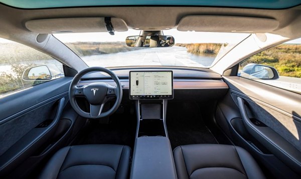 Interiér vozu Tesla