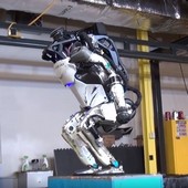 Video: robot Atlas předvedl salto vzad
