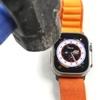 Youtuber zkusil odolnost hodinek Apple Watch Ultra: dřív rozbil stůl než hodinky